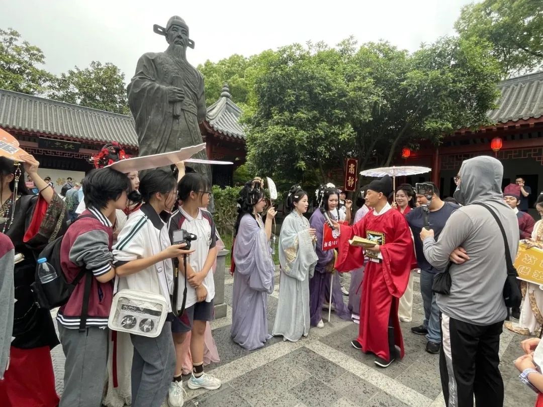 州步步“精”心游客连连入戏澳门新葡京入口双向奔赴！荆(图10)